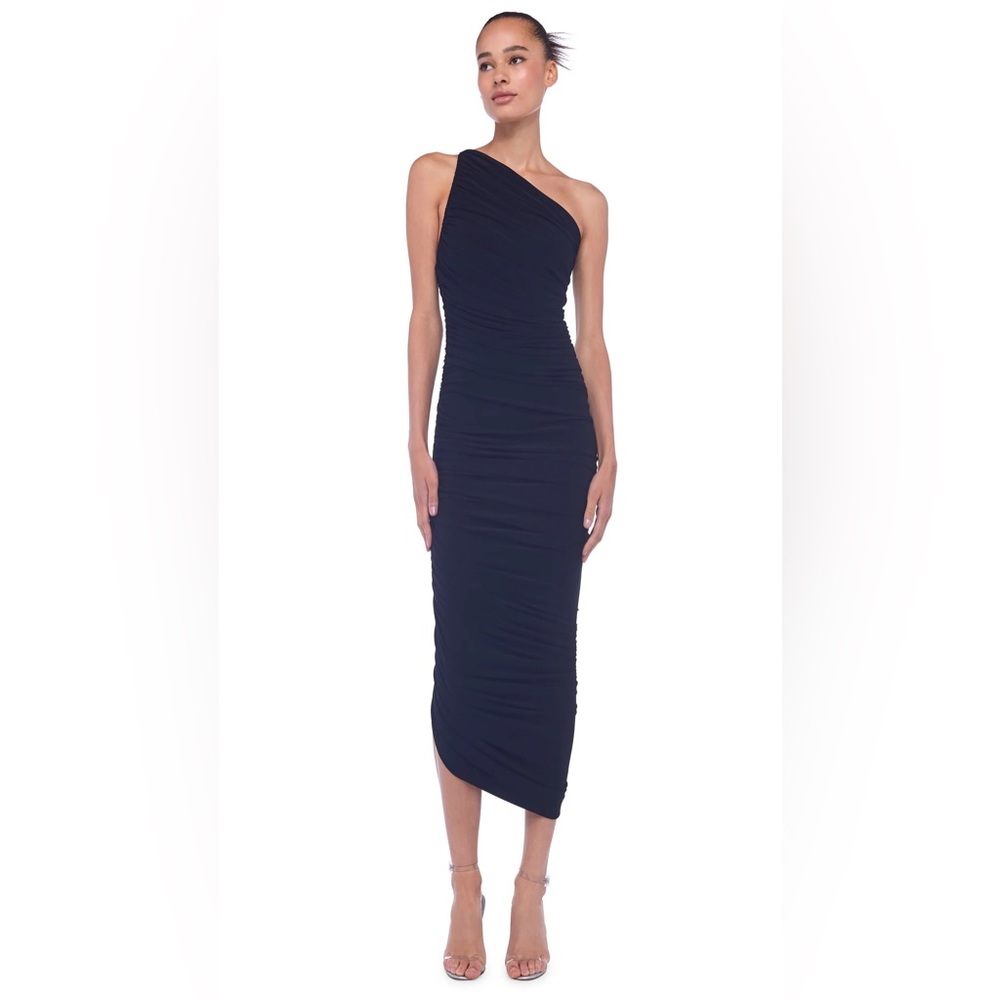 Norma Kamali ~ Diana Gown in Black
👗